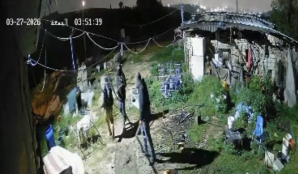 مستوطنون يصيبون مسنة وأولادها ويسرقون 30...