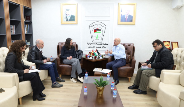 أبو هولي يبحث مع مديرة مشروع 