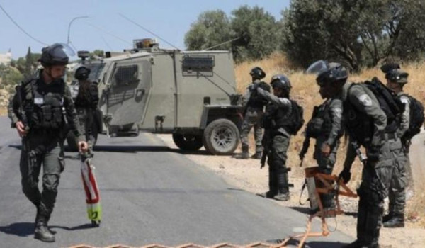 الاحتلال ينصب حاجزا عسكريا على مدخل الخض...