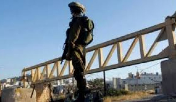 الاحتلال ينصب بوابتين حديدتين شرق عاطوف...