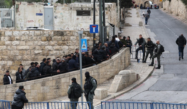 الاحتلال يعتدي على شابين في بيت حنينا شم...