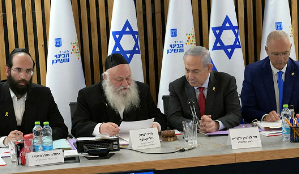 نتنياهو يصر على سن قانون التجنيد لمنع دع...