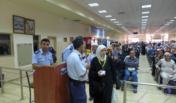 16 ألف مسافر تنقلوا عبر معبر الكرامة الأ...