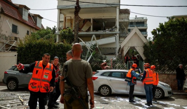 قصف متزامن بالصواريخ والطائرات المسيرة م...