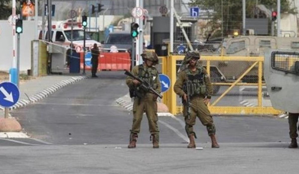 قوات الاحتلال تغلق حاجز عين سينيا شمال ر...