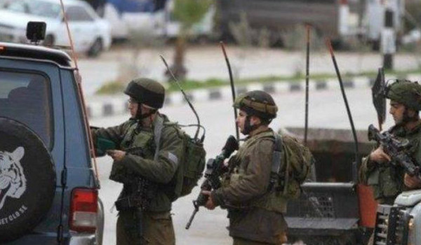 الاحتلال يقتحم مخيم قلنديا ويُغلق مدخله ...