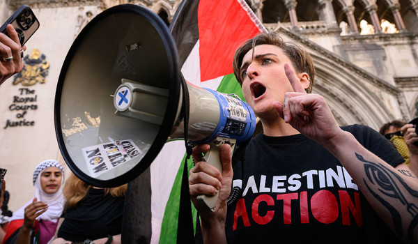 بريطانيا: اعتقال متظاهرين ضد العسكرة قرب...