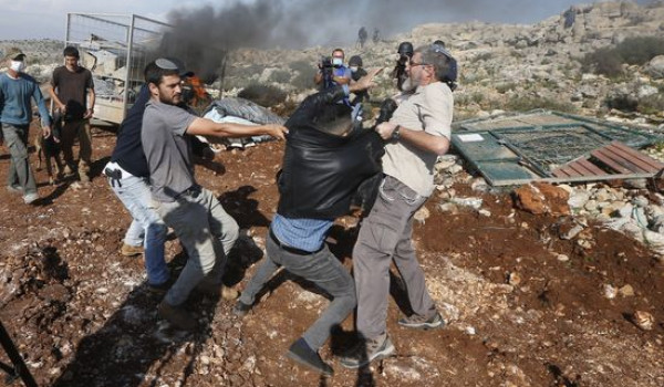 المستعمرون يواصلون جرائمهم: إحراق مركبة ...