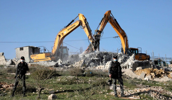 الاحتلال يشرع باستكمال شق طريق استعماري ...