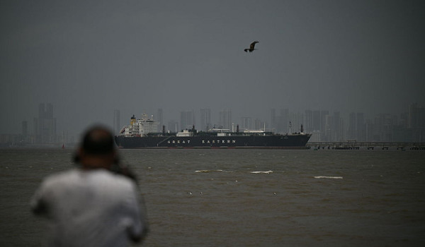 ناقلتان مملوكتان لليابان وترفعان علم اله...