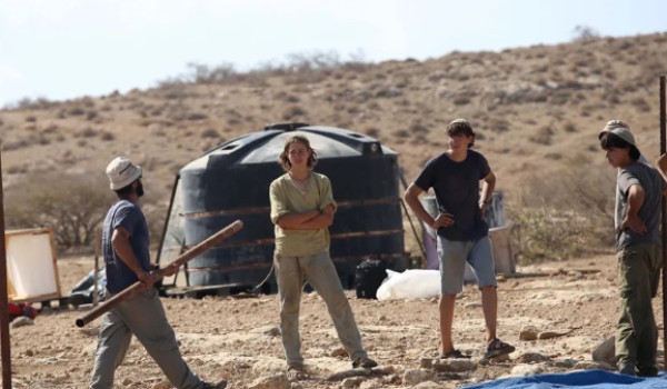 مستعمرون يعتدون بضرب على مواطنين غرب رام...