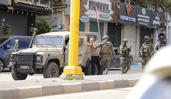 حملة اقتحامات واسعة بالضفة والقدس واعتقا...