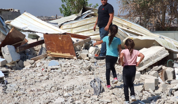 الاحتلال يجبر شقيقين على هدم منزليهما في...