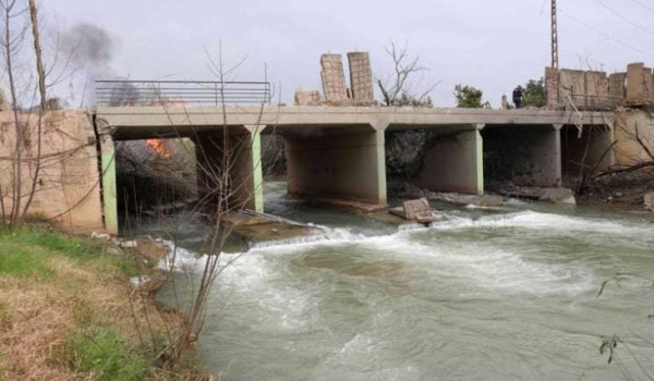 جيش الاحتلال يقصف جسرا سابعا فوق نهر الل...