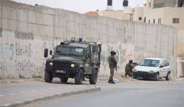 الاحتلال يعتقل شابا بعد الاعتداء عليه في...