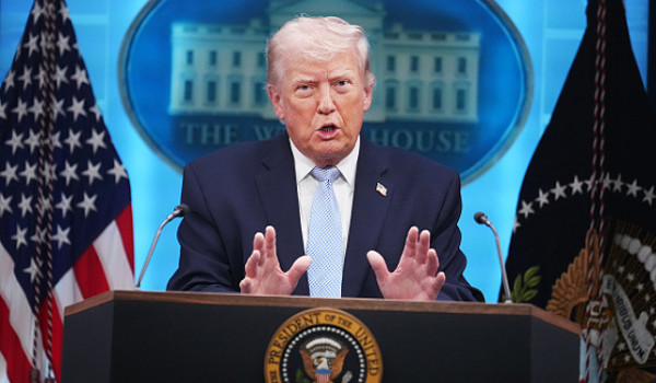 ترامب يهدد بتصعيد عسكري أقوى إذا لم تلتز...