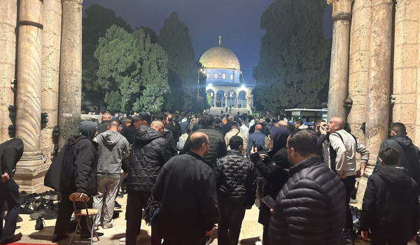 محافظة القدس : 3000 مصل يؤدون صلاة الفجر...