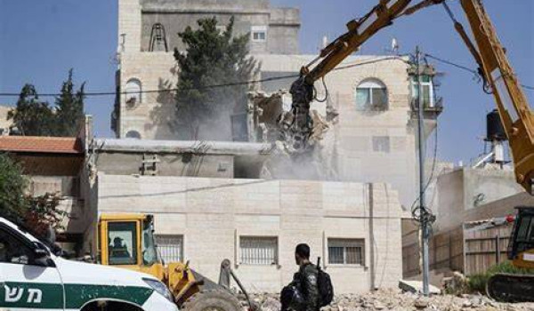 الاحتلال يجبر مقدسيا على هدم منزله ذاتيا...
