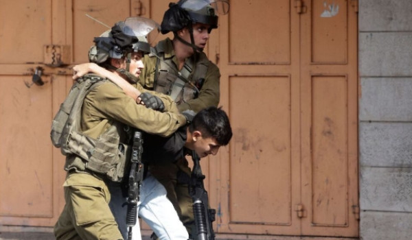 الاحتلال يعتدي على طفل ويعتقله خلال اقتح...