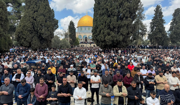 100 ألف مصلٍ يؤدون الجمعة في المسجد الأق...