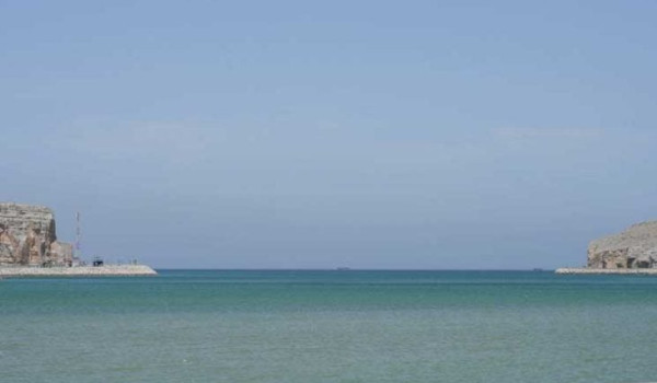 طهران: رسوم العبور من مضيق هرمز ستدفع با...