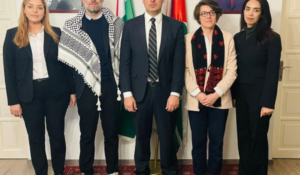 السفير الحسيني يطلع نائبين فرنسيين على م...