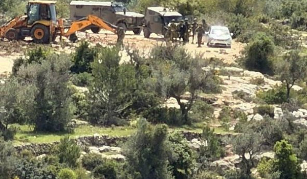 الاحتلال يستولي على جرافتين في دير غسانة...