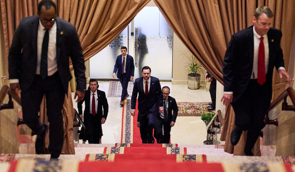 فانس يغادر باكستان بعد فشل المفاوضات بين...