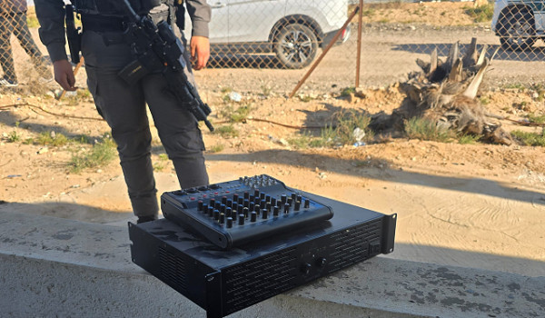 الشرطة الإسرائيلية تصادر مكبرات صوت من م...