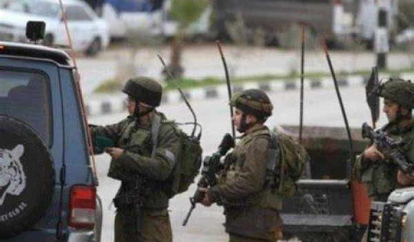 الاحتلال ينصب حاجزًا شمال البيرة...