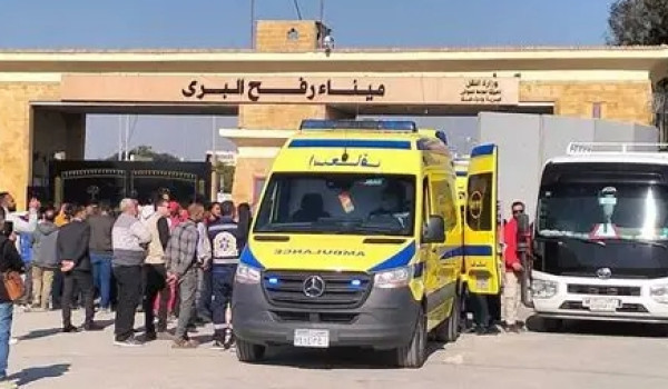 مغادرة عشرات الجرحى عبر معبر رفح قبيل إغ...