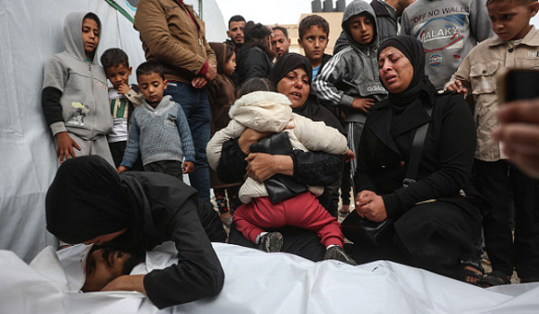 شهداء ومصابون بقصف مسيرة في دير البلح وت...