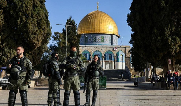 عشرات المستوطنين يقتحمون المسجد الأقصى و...