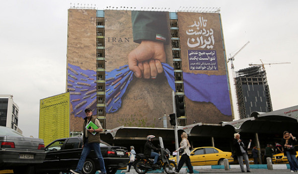 ترامب يدرس ضربات محدودة على إيران وجهود ...