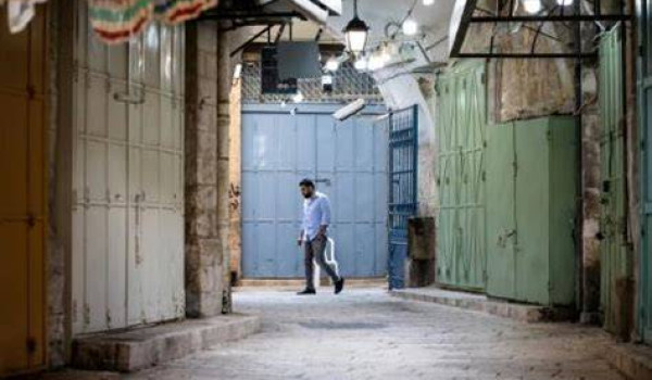 مستعمرون ينصبون بوابة حديدية في البلدة ا...