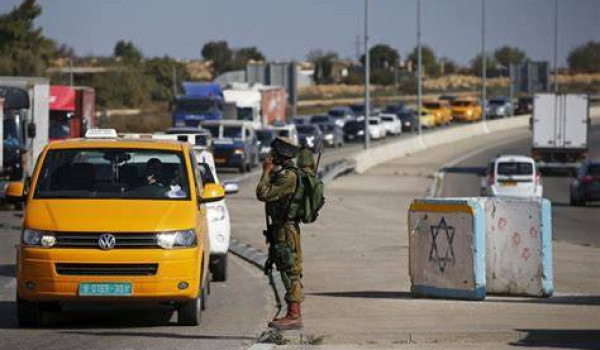 الاحتلال يعيق تنقّل المواطنين عند مدخل ق...