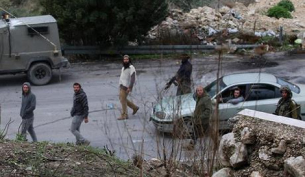 مستعمرون يهاجمون قرية دوما ويجرفون طريقً...