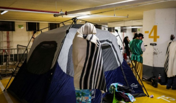 عشرات الآلاف يهرعون للملاجئ بعد 30 صاروخ...