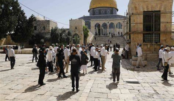 عشرات المستعمرين يقتحمون المسجد الأقصى...
