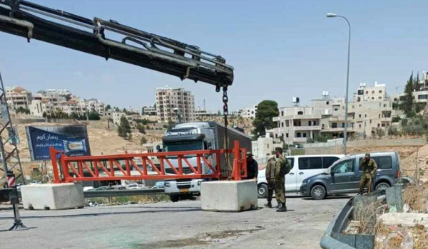 مستعمرون يعيدون نصب بوابة حديدية شرق بيت...