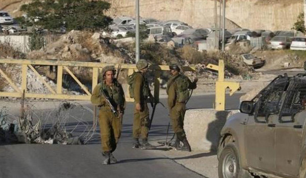 الاحتلال ينصب حاجزاً عسكرياً على مدخل ال...