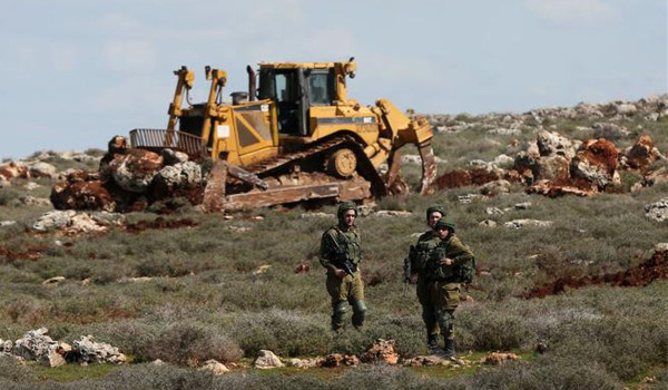 الاحتلال يحتجز شاباً ويستولي على معدات ج...