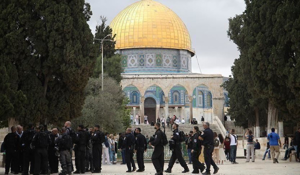 مستعمرون يقتحمون الأقصى ويؤدون طقوسا تلم...