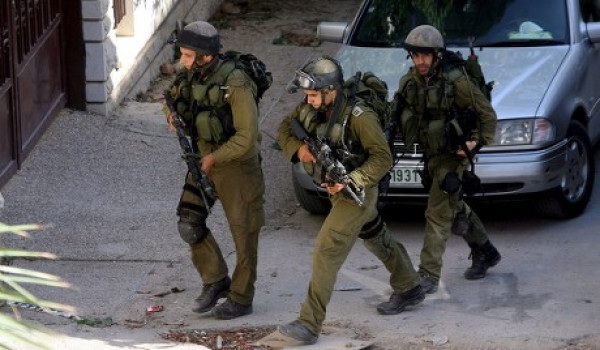 الاحتلال يعتقل مواطنين من نابلس أحدهما ف...