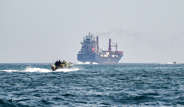 إيران تعيد تشديد الرقابة على مضيق هرمز و...