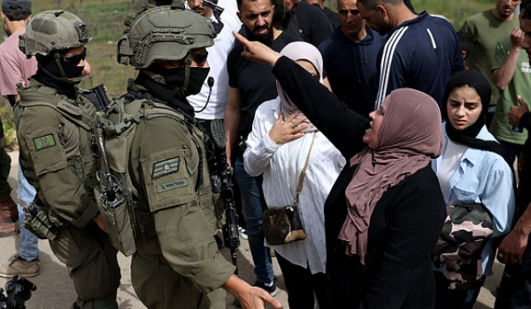 مداهمات واقتحامات بالضفة والقدس واعتقالا...