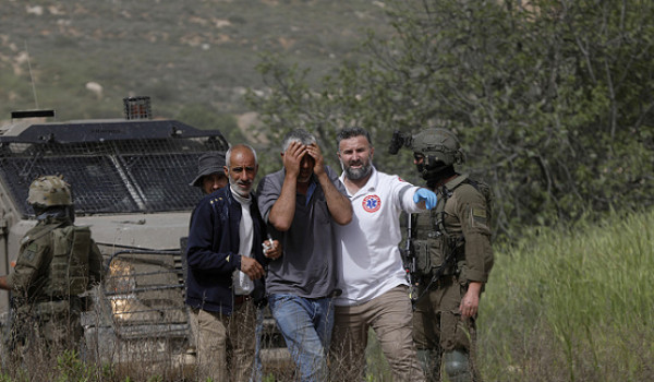 تصعيد لاعتداءات المستوطنين بالضفة: اقتلا...