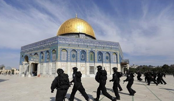 150 مستعمرا يقتحمون المسجد الأقصى...