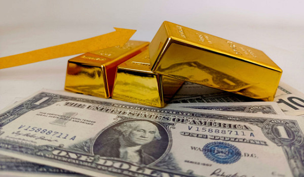 ارتفاع الدولار وهبوط الذهب...
