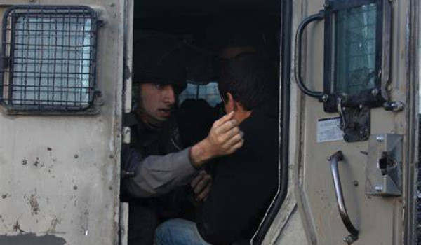 الاحتلال يحتجز ثلاثة مواطنين بينهم مدير ...